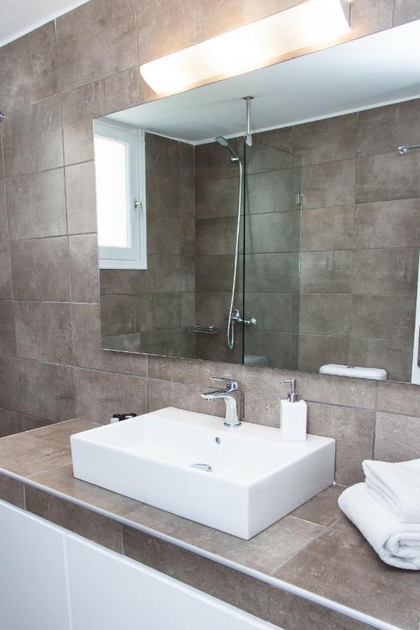 Sunny And Minimal Apt In Glyfada With 3 Bdrm Athens Exterior photo